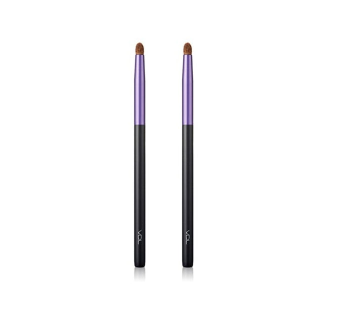 Overview# Synthetic and natural fibers packed and tapered densely for accurate application of accent color eye shadow on smal
